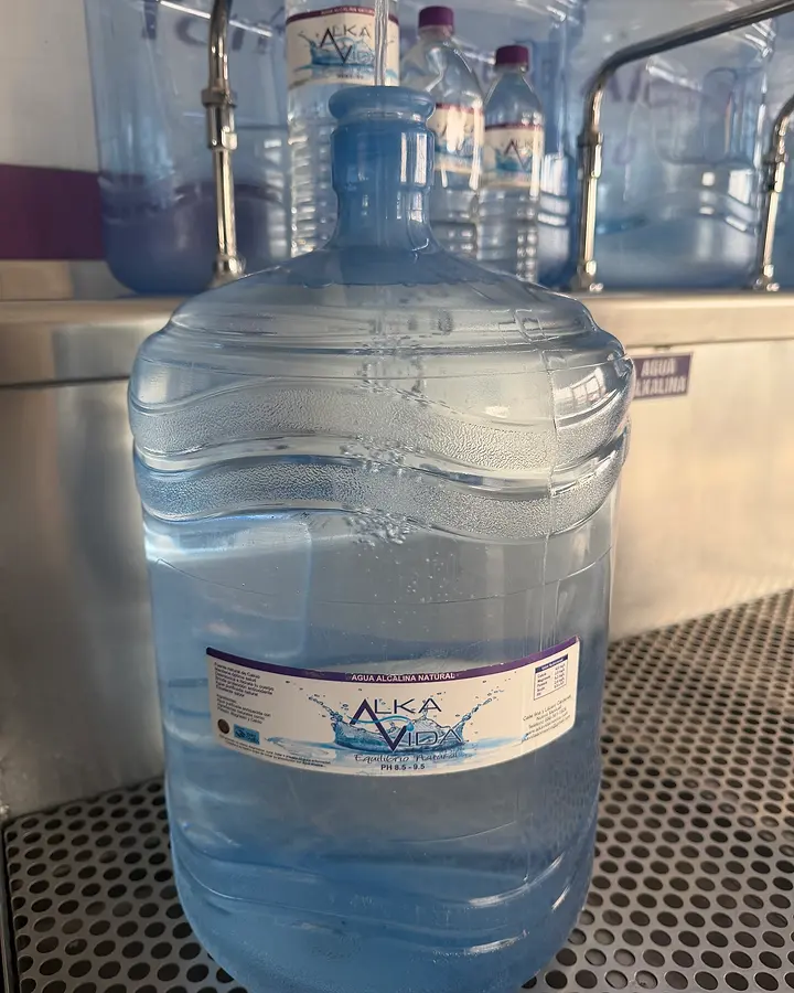 Garrafón Alka Vida de 19 litros llenándose en la llave de agua alcalina de la planta