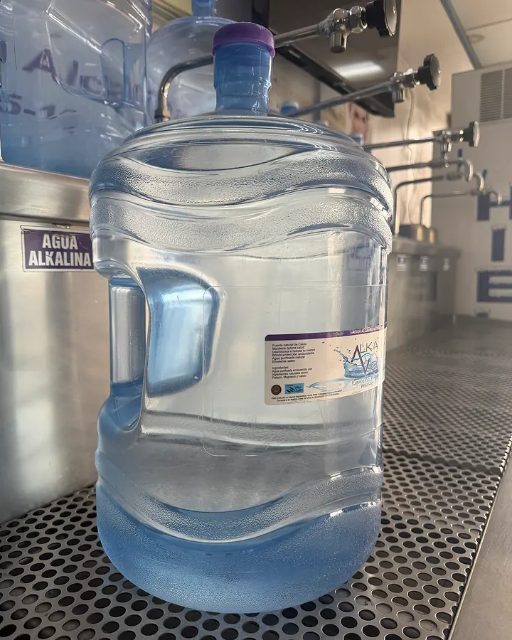 Garrafón de 19 litros con asa y etiqueta de agua alcalina natural, pH 8.5 a 9.5