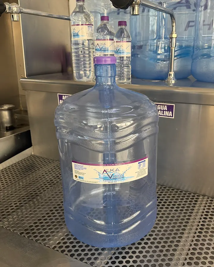Garrafón Alka Vida de 19 litros con tapa morada en la estación de llenado de agua alcalina